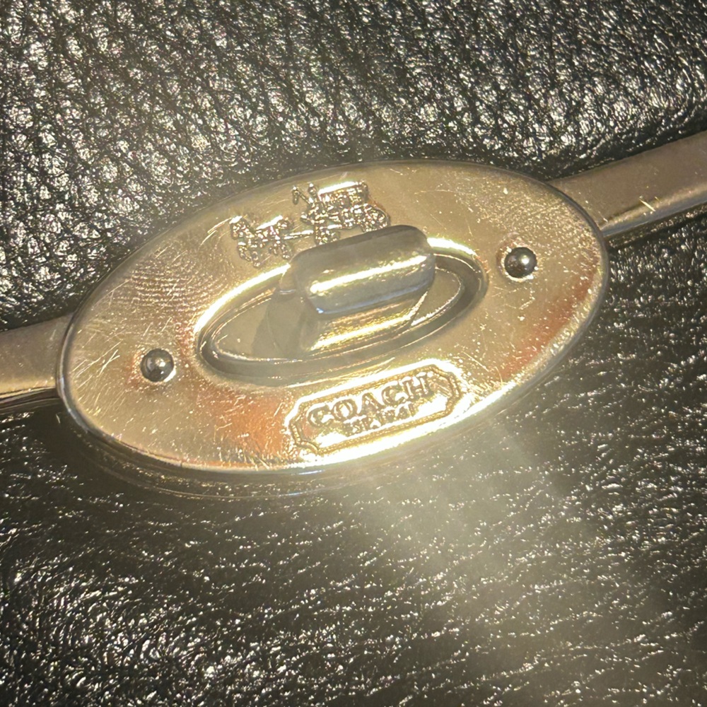 Coach black leather shoulder bag with gold accents - Picture 5 of 11